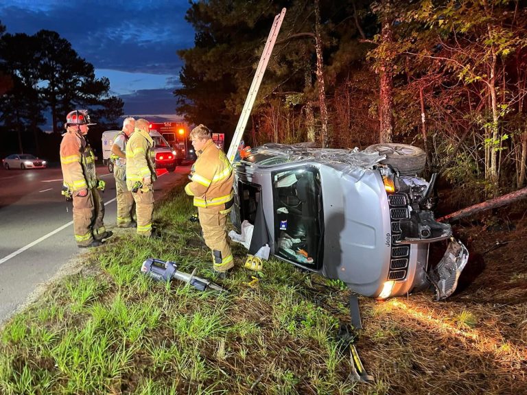 3 injured in early morning rollover crash near Cameron