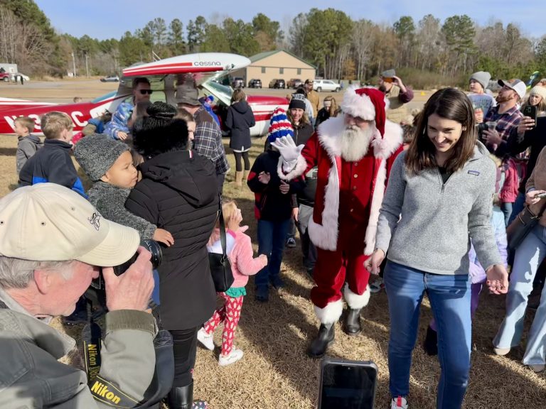 Santa and his elves fly into Pik N Pig